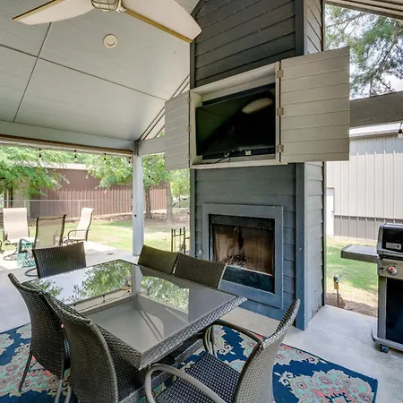 Modern Retreat With Gas Grill - Walk To Lake Texoma!